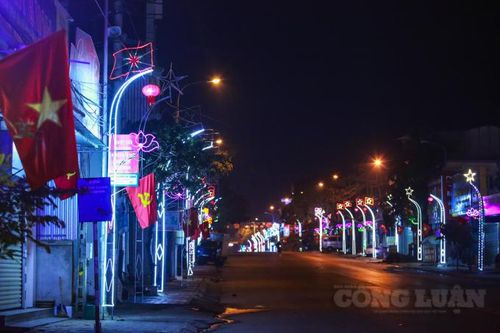 Sắc màu lung linh trên những cây nêu ở miền Tây xứ Nghệ