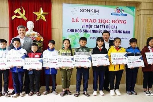 Trao học bổng 1 tỉ đồng cho học sinh nghèo tỉnh Quảng Nam