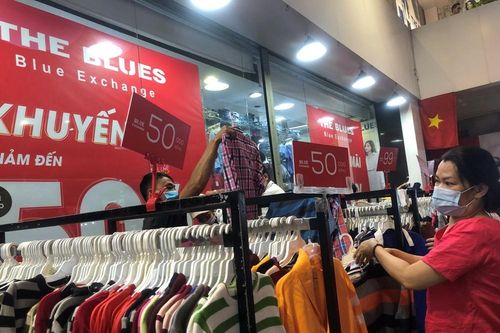 Người dân TPHCM chen nhau săn hàng sale 'khủng'