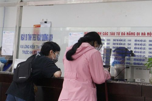 Lo dịch COVID-19, khách liên tục đổi trả vé về quê ăn Tết