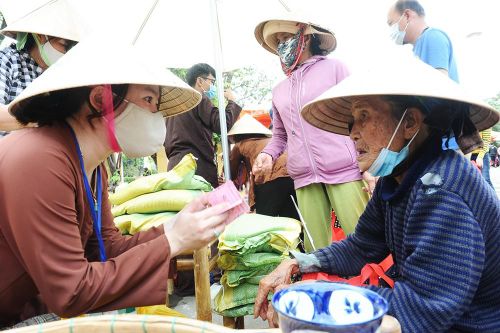 'Phiên chợ Tết xưa 0 đồng' cho người nghèo nơi phố cổ Hội An