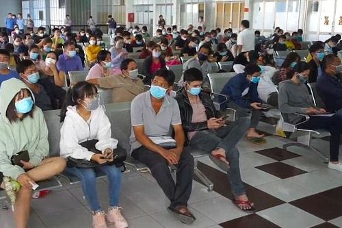 Người dân phản ứng đổi và hoàn vé tàu Tết: Chờ lâu, phí cao tới 30%