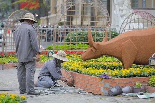Mô hình tàu metro, linh vật sẵn sàng, chờ khai mạc đường hoa Nguyễn Huệ