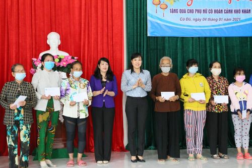 Hội Liên hiệp Phụ nữ TP Cần Thơ trao 400 phần quà Tết cho các hội viên