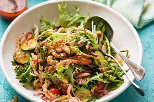Salad ức gà kiểu Thái chống ngấy ngày Tết