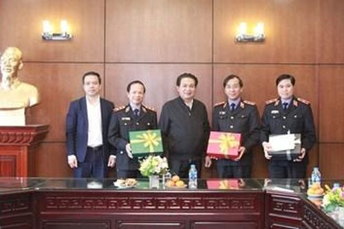 Đoàn công tác Ban Nội chính Trung ương thăm và tặng quà 3 đơn vị VKSND tối cao