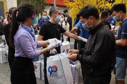 TP Hồ Chí Minh trao 2.000 phần quà Tết cho công nhân khó khăn