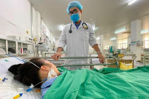 Cứu sống nữ bệnh nhân suýt mất mạng do bị ong đốt