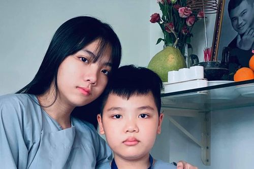 Vợ cũ Vân Quang Long gây xúc động khi đăng ảnh các con khoe thành tích học tập trước bàn thờ bố