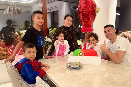 Ronaldo sinh nhật tuổi 36: 'Không gì có thể ngăn cản tôi tiến lên phía trước'