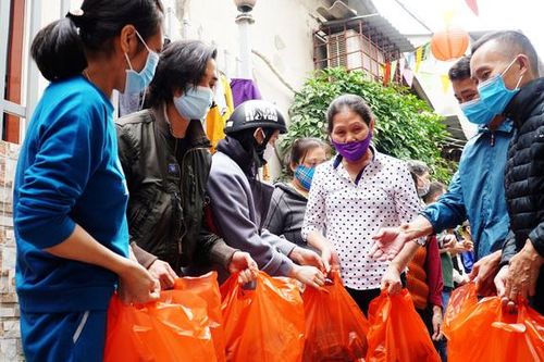 Mang Tết ấm đến với các cư dân 'xóm chạy thận'