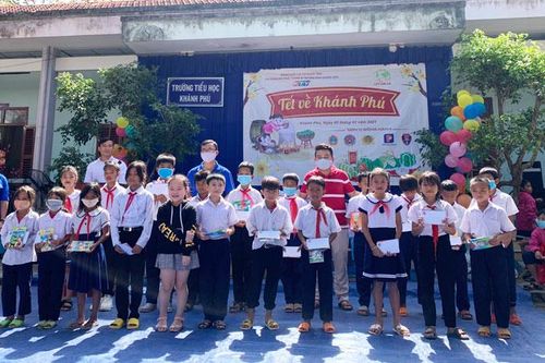 Trao quà Tết cho học sinh, thiếu nhi xã Khánh Phú