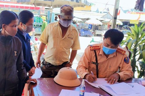 Gần 1.000 lượt người được kiểm tra y tế tại chốt số 4 mỗi ngày