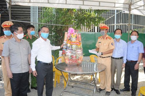 Đồng chí Trần Văn Hiệp thăm, tặng quà tết tại các địa phương trong tỉnh