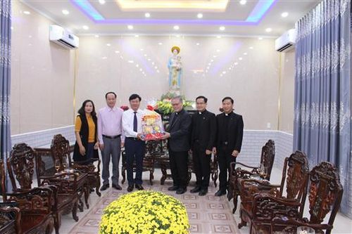 Lãnh đạo UBMTTQ Việt Nam tỉnh Quảng Trị thăm hỏi và tặng quà chúc Tết các đảng viên lão thành; Tòa Tổng giám mục Huế