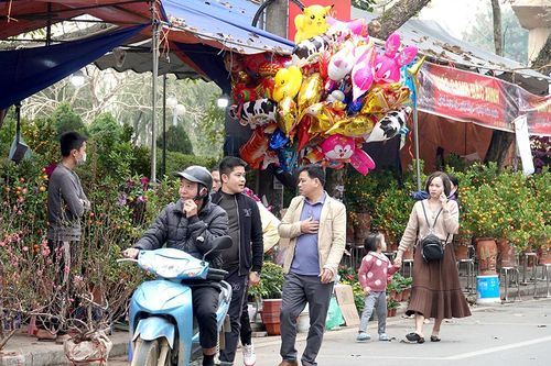Nhiều người không đeo khẩu trang nơi công cộng