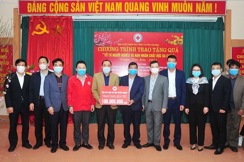 Chủ tịch UBND tỉnh tặng quà gia đình chính sách, người nghèo và nạn nhân chất độc da cam