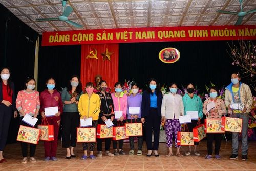 Hội LHPN tỉnh tặng quà Mẹ Việt Nam anh hùng và hội viên phụ nữ nghèo