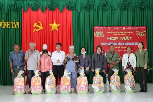 Công ty Nhiệt điện Vĩnh Tân tặng quà chúc tết gia đình chính sách tại xã Vĩnh Tân