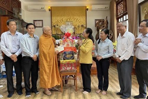 Chủ tịch HĐND TP.HCM Nguyễn Thị Lệ thăm, chúc Tết chư tôn đức Hệ phái Khất sĩ