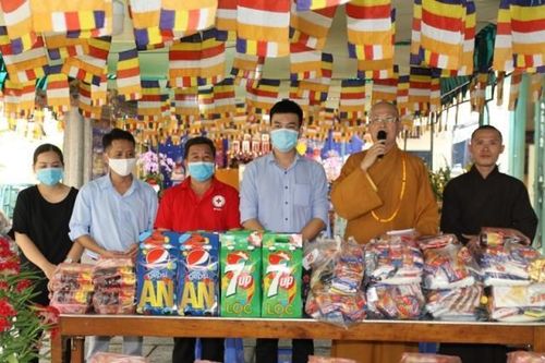 Chùa Thiên Tôn tặng quà Tết cho người nghèo ở quận 5