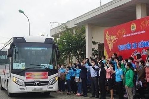 Xúc động những chuyến xe đưa người lao động nghèo về quê ăn Tết