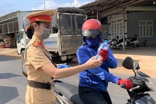 Phát miễn phí khăn lạnh và khẩu trang cho người tham gia giao thông