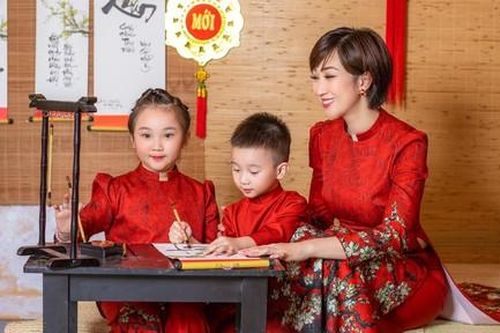 Lều Phương Anh khoe bộ ảnh du xuân sớm cùng hai con