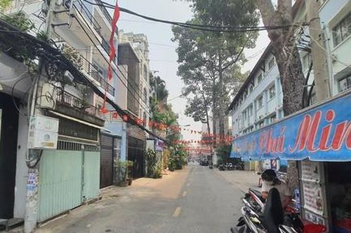 TPHCM: Công an cùng người dân vây bắt tên cướp xe ôm trong đêm