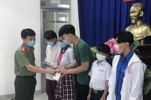Trao học bổng cho học sinh gia đình chính sách vượt khó