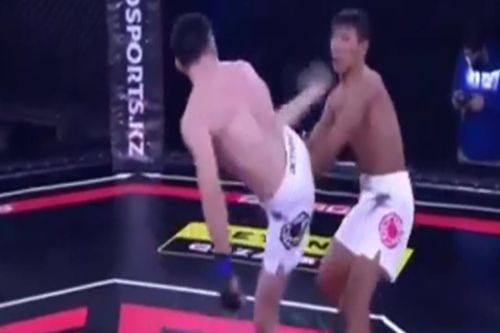 Võ sĩ xoay người tung cước khiến đối thủ văng xa 2 mét