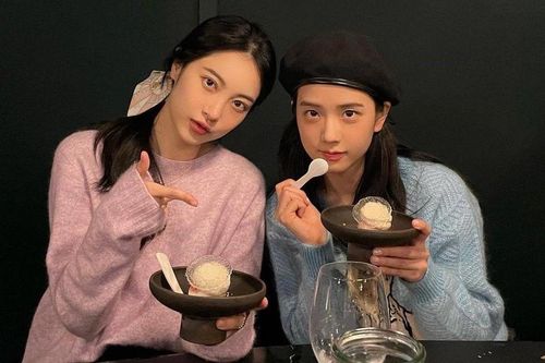 Jisoo vô tình diện đúng mẫu áo len xanh Gucci ồn ào của 'mỹ nữ 4000 năm' Cúc Tịnh Y