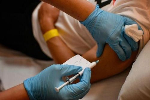 Nhân viên y tế ở Singapore bị tiêm nhầm 5 liều vaccine Covid-19