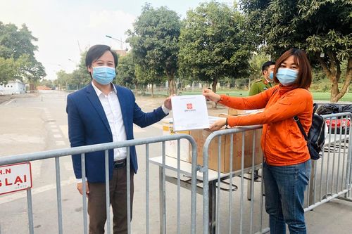 Tặng sách cho học sinh trường Tiểu học Xuân Phương