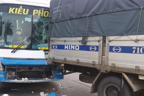 5 ôtô va chạm liên hoàn trên quốc lộ 1