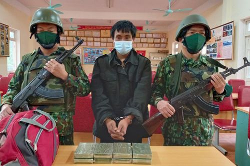 Bắt nghi phạm vận chuyển 8 bánh heroin