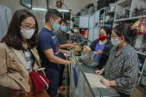 Người dân đổ về phố cổ mua sắm trước ngày nghỉ Tết