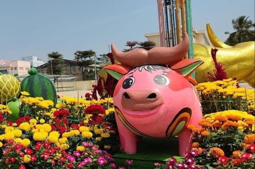 Linh vật trâu vàng mừng năm mới ở các địa phương