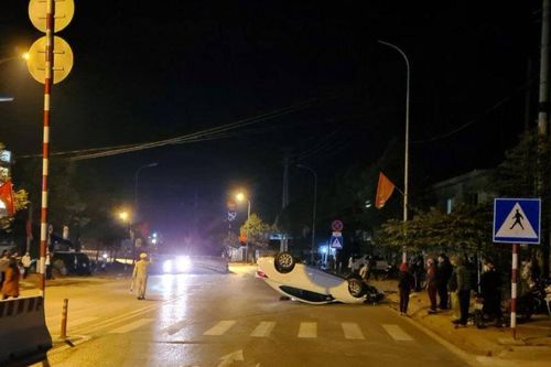 Tai nạn giao thông mới nhất hôm nay 7/2: 'Xế hộp' ủi bay dải phân cách rồi lật ngửa, 2 người nhập viện