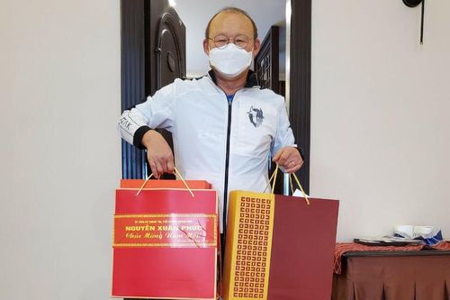 Thủ tướng gửi quà Tết cho HLV Park Hang-seo
