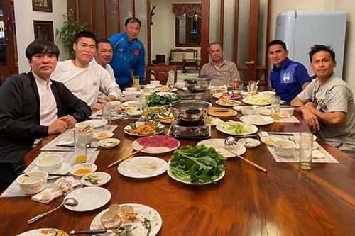 HLV Kiatisuk ăn cơm cùng bầu Đức, 'bất lực' nhìn con gái ốm