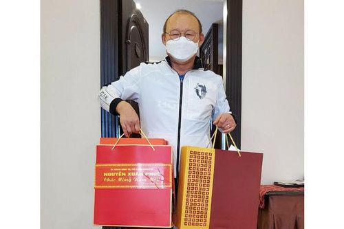 Thủ tướng Nguyễn Xuân Phúc gửi quà Tết tặng HLV Park Hang-seo