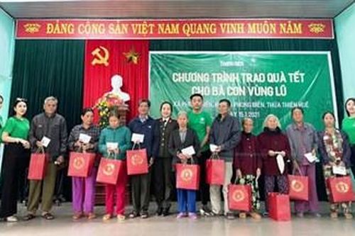 Mang Tết đến với đồng bào vùng lũ