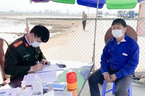Phạt nặng người chở cám gia cầm trốn kiểm soát dịch bệnh Covid-19