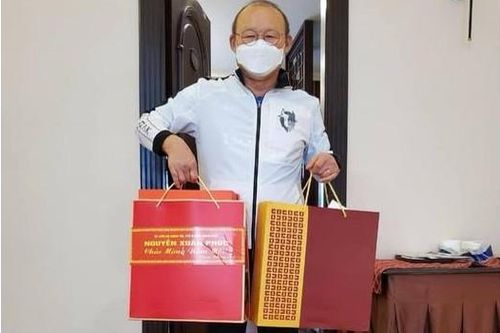 Thủ tướng gửi quà Tết tặng HLV Park Hang-seo
