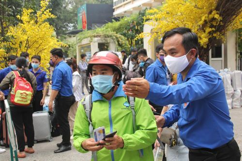 Thanh niên công nhân, người lao động về quê trên những 'Chuyến xe sum vầy'