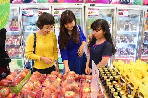 'Chi' 140 triệu USD mua rau quả ngoại trong dịp Tết