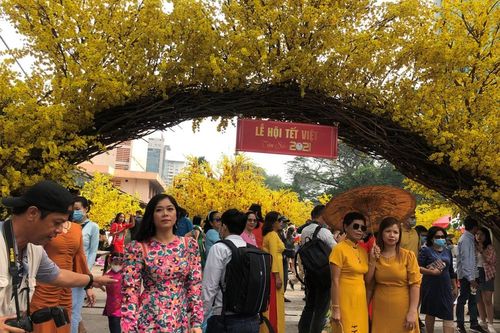 TPHCM: Người dân đông đúc ngồi cà phê, đi hội hoa 'bỏ qua' khẩu trang phòng bệnh
