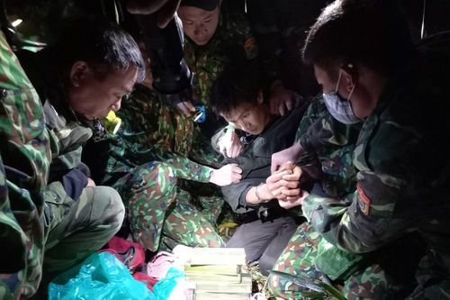 Quật ngã đối tượng vận chuyển 8 bánh heroin qua biên giới lúc rạng sáng