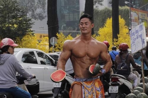 'Mai An Tiêm' cơ bắp cuồn cuộn, đóng khố bán dưa hấu là ai?